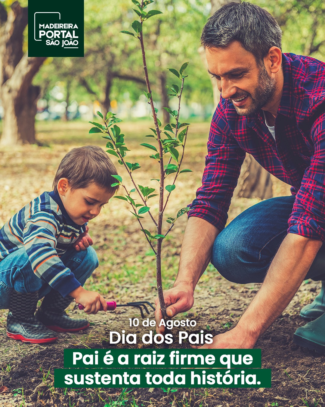 Assim como a raiz que mantém a árvore firme, profunda e cheia de vida, o pai é quem sustenta nossas histórias, nossas conquistas e nossos sonhos.Ele está ali, invisível às vezes, mas essencial em cada passo, em cada escolha e em cada abraço. É a base que nos fortalece para crescer e florescer.Neste Dia dos Pais, a Madeireira Portal São João celebra todos os pais que são raízes sólidas, que passam força, sabedoria e amor às gerações que vêm depois.
Porque construir com alma é construir com raízes fortes.Feliz Dia dos Pais! ❤️🌳#DiaDosPais #MadeireiraPortalSãoJoão #RaízesDeAmor #ConstruindoHistórias #MadeiraComAlma