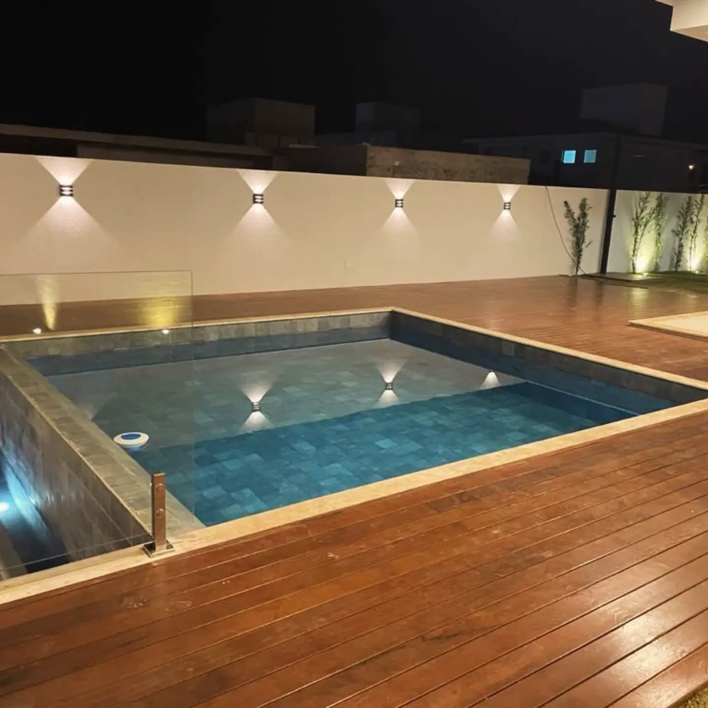 Deck de madeira ao redor da piscina.Uma composição atemporal.Beleza natural da madeira.