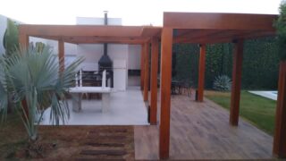 Pergolado em madeira traz beleza e sofisticação para o ambiente externo e cria um novo ambiente nesse espaço.